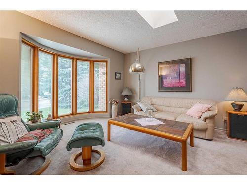 3007 Oakmoor Drive Sw, Calgary, AB - Indoor Photo Showing Living Room