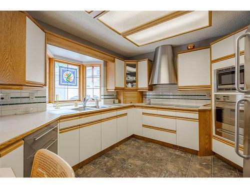 3007 Oakmoor Drive Sw, Calgary, AB - Indoor Photo Showing Kitchen With Double Sink