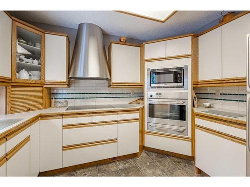 3007 Oakmoor Drive Sw, Calgary, AB - Indoor Photo Showing Kitchen