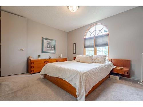 3007 Oakmoor Drive Sw, Calgary, AB - Indoor Photo Showing Bedroom