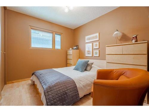 3007 Oakmoor Drive Sw, Calgary, AB - Indoor Photo Showing Bedroom