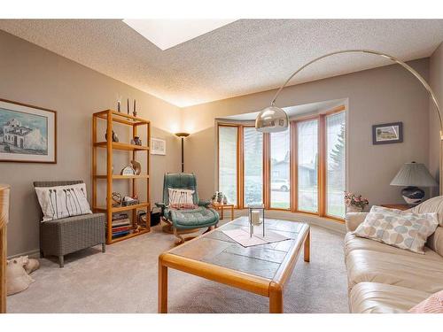 3007 Oakmoor Drive Sw, Calgary, AB - Indoor Photo Showing Living Room