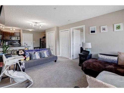 1416-625 Glenbow Drive, Cochrane, AB - Indoor Photo Showing Living Room