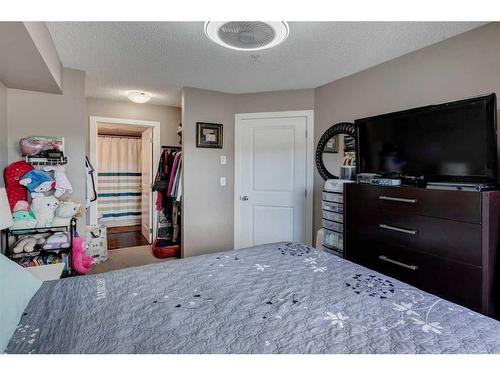 1416-625 Glenbow Drive, Cochrane, AB - Indoor Photo Showing Bedroom