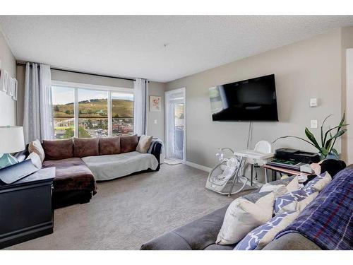 1416-625 Glenbow Drive, Cochrane, AB - Indoor Photo Showing Living Room