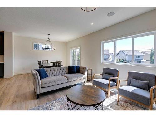 124 Heritage Boulevard, Cochrane, AB - Indoor Photo Showing Living Room