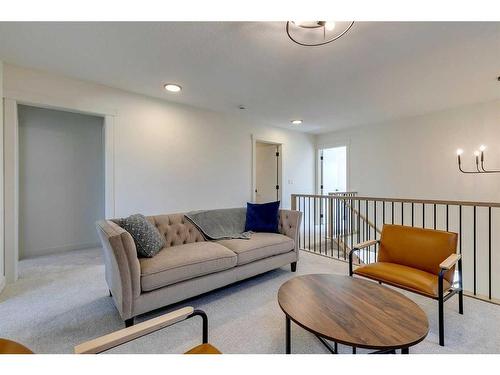 124 Heritage Boulevard, Cochrane, AB - Indoor Photo Showing Living Room