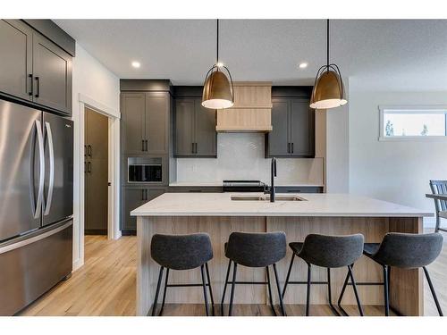 124 Heritage Boulevard, Cochrane, AB - Indoor Photo Showing Kitchen With Upgraded Kitchen