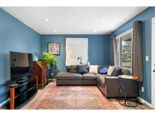 104 Christie Knoll Heights Sw, Calgary, AB - Indoor Photo Showing Living Room