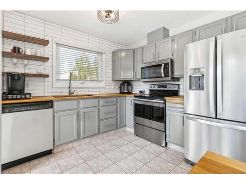 75 Woodglen Road Sw, Calgary, AB - Indoor Photo Showing Kitchen