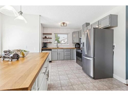 75 Woodglen Road Sw, Calgary, AB - Indoor Photo Showing Kitchen