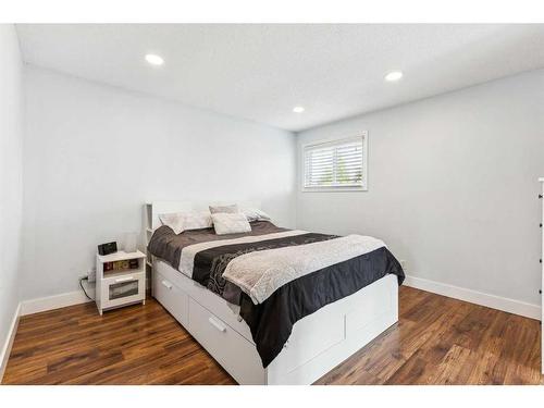 75 Woodglen Road Sw, Calgary, AB - Indoor Photo Showing Bedroom