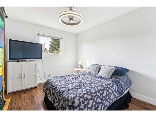 75 Woodglen Road Sw, Calgary, AB - Indoor Photo Showing Bedroom