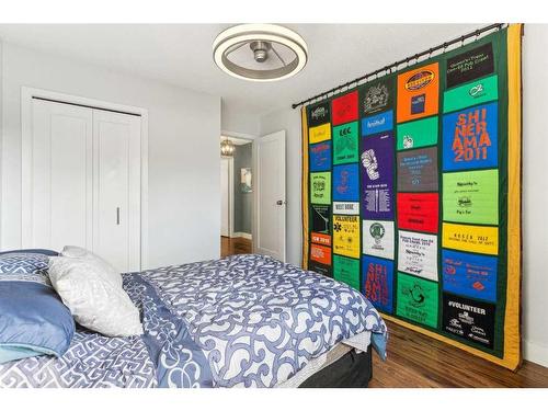 75 Woodglen Road Sw, Calgary, AB - Indoor Photo Showing Bedroom