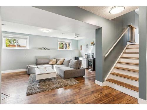 75 Woodglen Road Sw, Calgary, AB - Indoor Photo Showing Living Room