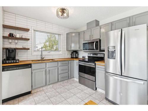 75 Woodglen Road Sw, Calgary, AB - Indoor Photo Showing Kitchen