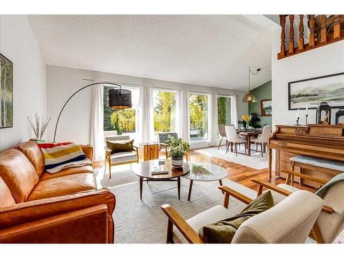 6820 Coach Ridge Road Sw, Calgary, AB - Indoor Photo Showing Living Room