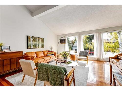 6820 Coach Ridge Road Sw, Calgary, AB - Indoor Photo Showing Living Room