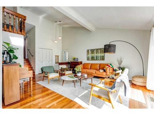 6820 Coach Ridge Road Sw, Calgary, AB - Indoor Photo Showing Living Room