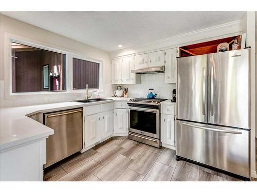 6820 Coach Ridge Road Sw, Calgary, AB - Indoor Photo Showing Kitchen With Upgraded Kitchen