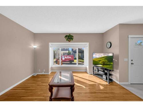 71 Martindale Close Ne, Calgary, AB - Indoor Photo Showing Living Room