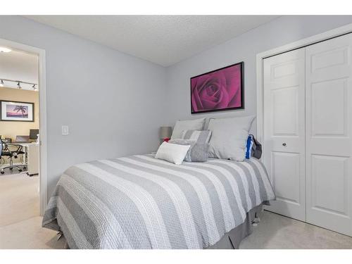 54 Royal Birkdale Crescent Nw, Calgary, AB - Indoor Photo Showing Bedroom