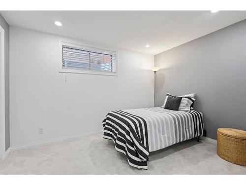 54 Royal Birkdale Crescent Nw, Calgary, AB - Indoor Photo Showing Bedroom