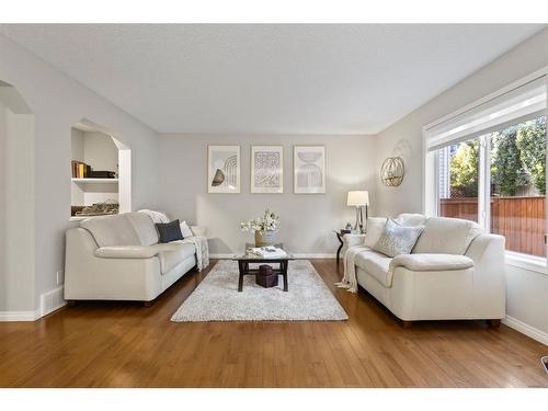 54 Royal Birkdale Crescent Nw, Calgary, AB - Indoor Photo Showing Living Room