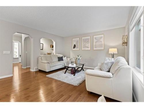 54 Royal Birkdale Crescent Nw, Calgary, AB - Indoor Photo Showing Living Room