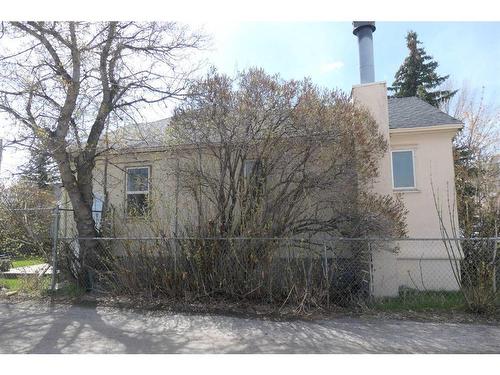 1532 Centre A Street Ne, Calgary, AB - Outdoor