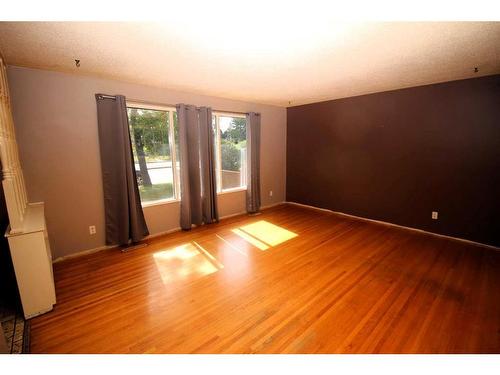 4740 Memorial Drive Ne, Calgary, AB - Indoor Photo Showing Other Room