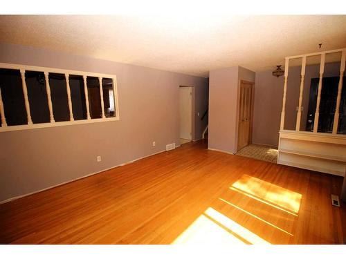 4740 Memorial Drive Ne, Calgary, AB - Indoor Photo Showing Other Room