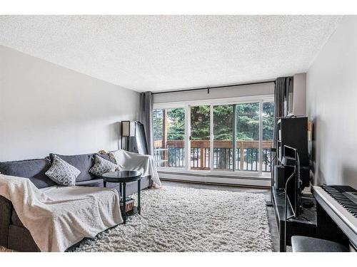 236-820 89 Avenue Sw, Calgary, AB - Indoor Photo Showing Living Room