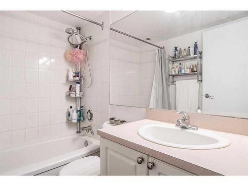 236-820 89 Avenue Sw, Calgary, AB - Indoor Photo Showing Bathroom