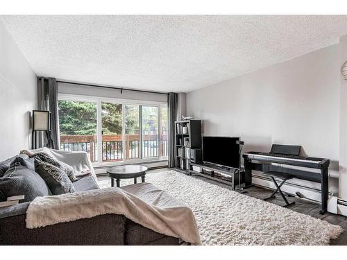 236-820 89 Avenue Sw, Calgary, AB - Indoor Photo Showing Living Room