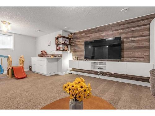 58 Cranberry Mews Se, Calgary, AB - Indoor Photo Showing Living Room