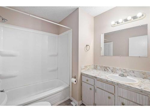 7228 & 7230 Ogden Road Se, Calgary, AB - Indoor Photo Showing Bathroom