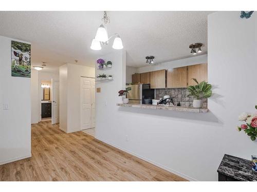 109-1712 38 Street Se, Calgary, AB - Indoor Photo Showing Kitchen