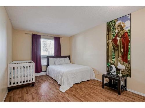 109-1712 38 Street Se, Calgary, AB - Indoor Photo Showing Bedroom