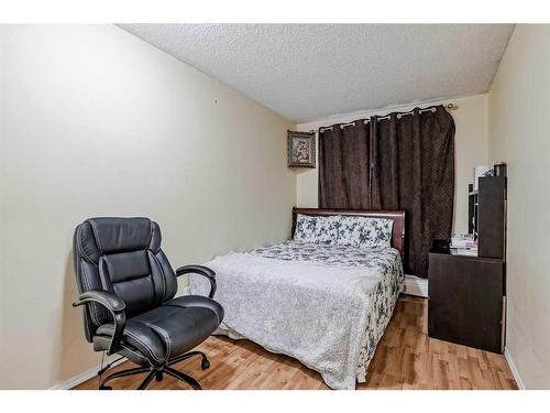 109-1712 38 Street Se, Calgary, AB - Indoor Photo Showing Bedroom