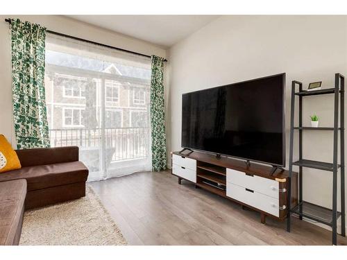 988 Sherwood Boulevard Nw, Calgary, AB - Indoor Photo Showing Living Room