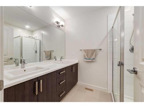 988 Sherwood Boulevard Nw, Calgary, AB - Indoor Photo Showing Bathroom