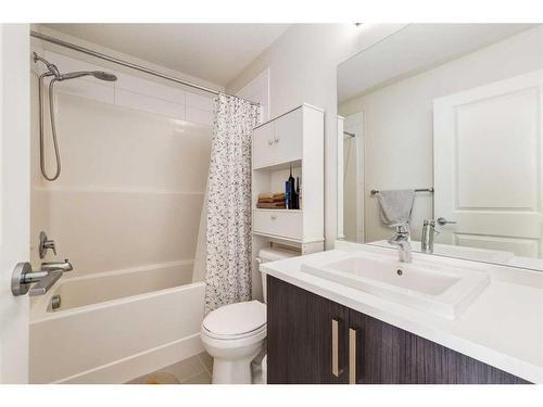 988 Sherwood Boulevard Nw, Calgary, AB - Indoor Photo Showing Bathroom