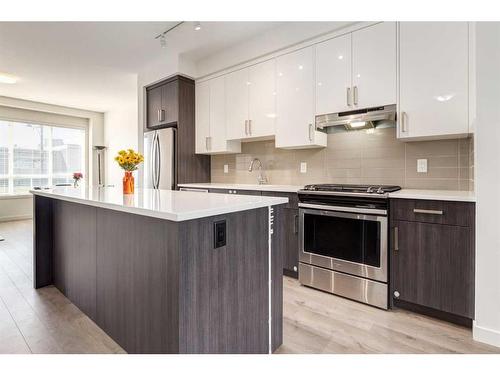 988 Sherwood Boulevard Nw, Calgary, AB - Indoor Photo Showing Kitchen With Upgraded Kitchen