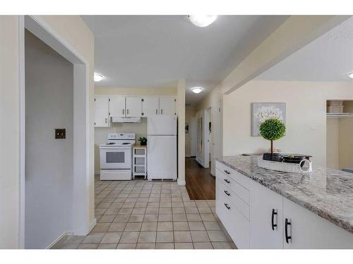 4616 33 Avenue Sw, Calgary, AB - Indoor Photo Showing Kitchen