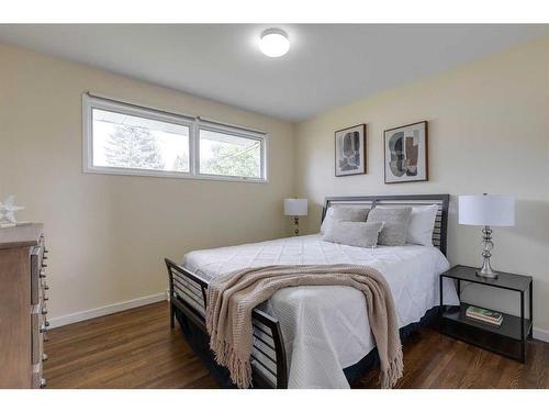 4616 33 Avenue Sw, Calgary, AB - Indoor Photo Showing Bedroom