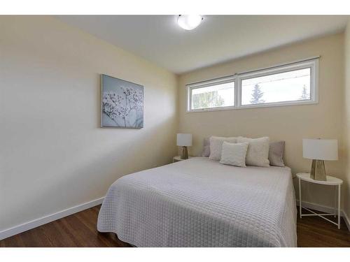 4616 33 Avenue Sw, Calgary, AB - Indoor Photo Showing Bedroom