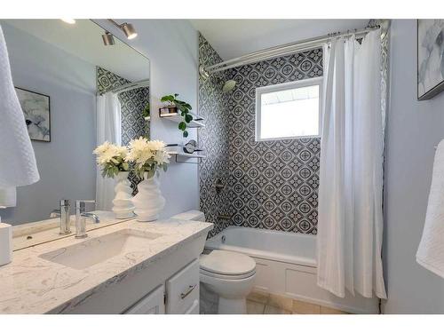 4616 33 Avenue Sw, Calgary, AB - Indoor Photo Showing Bathroom