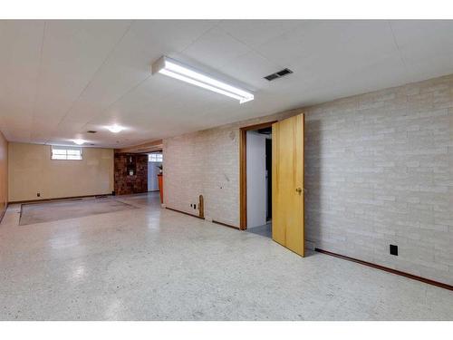 4616 33 Avenue Sw, Calgary, AB - Indoor Photo Showing Basement