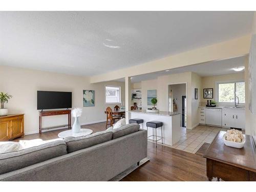 4616 33 Avenue Sw, Calgary, AB - Indoor Photo Showing Living Room